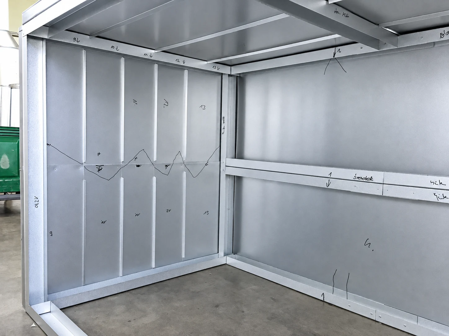 Innenansicht einer rechteckigen Blechverkleidung mit Profilrahmen und Montagekennzeichnungen.